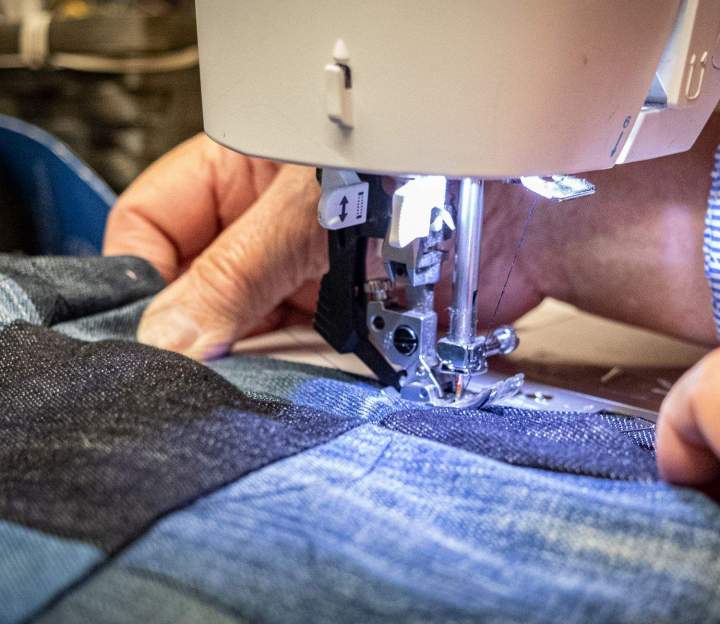 Remise à neuf de vêtements usés et fragiles